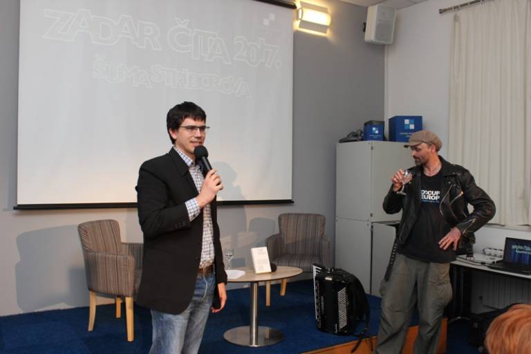 Nekoliko fotografija s književne večeri s Damirom Karakašem. Danas je poznat i priznat hrvatski autor, a nekad je preživljavao na ulicama Pariza svirajući harmoniku…(FOTO: gkzd.hr) Nekoliko fotografija s književne večeri s Damirom Karakašem. Danas je poznat i priznat hrvatski autor, a nekad je preživljavao na ulicama Pariza svirajući harmoniku…(FOTO: gkzd.hr)