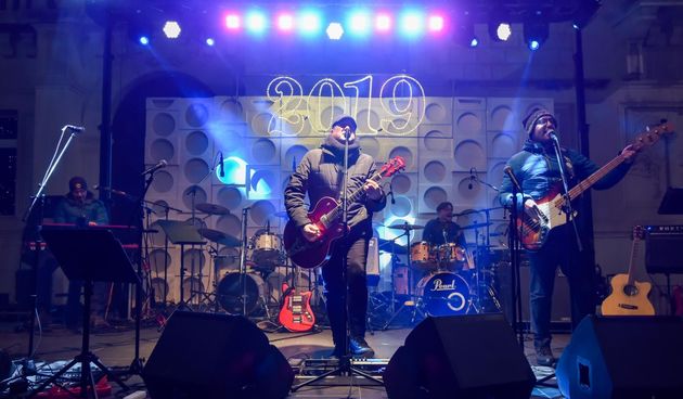 Doček Nove godine na trgu uz Nenu Belana i Rockatansky band