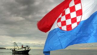 Umag, Savudrija, 071109.
Ribarski konvoj organiziran zbog protivljenja arbitraznom sporazumu sa slovenijom smatrajuci da bi njegovom primjenom Hrvatska mogla ostati bez dijela svog teritorijalnog mora juznije od crte sredine Savudrijske vale. Prosvjedoval Umag, Savudrija, 071109.
Ribarski konvoj organiziran zbog protivljenja arbitraznom sporazumu sa slovenijom smatrajuci da bi njegovom primjenom Hrvatska mogla ostati bez dijela svog teritorijalnog mora juznije od crte sredine Savudrijske vale. Prosvjedoval