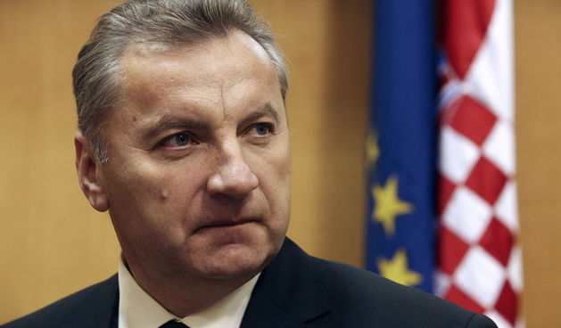 Zagreb, 041209. Nastavak 15. sjednice Hrvatskoga sabora. Zastupnici donose novi Zakon o radu. Ministar Gospodarstava Djuro Popijac na redovnoj sjednici Hrvatskog Sabora. Foto: Damjan Tadic / CROPIX