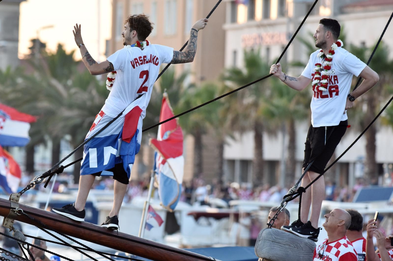 Svečani doček zadarskih Vatrenih: Jedrenjakom Branimir plovili od Gradskog mosta do gata na zadarskoj rivi