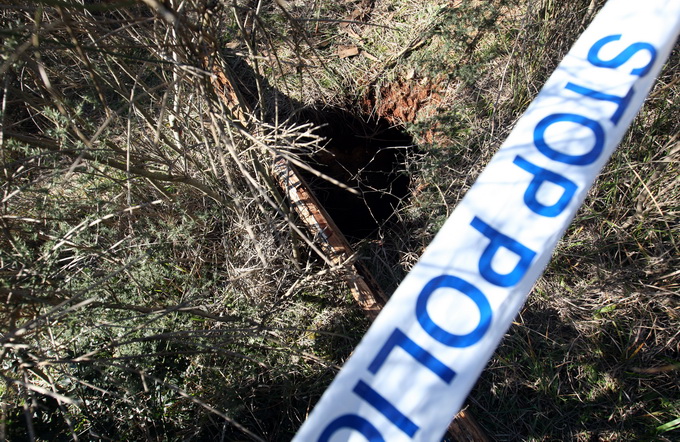 Zadar, 040313.
Naselje Bokanjac. Novi slucaj urusavanja tla. Nakon slucajeva u Lovranu, Drnisu i jos ranije ranije Medjimurju, policiji je prijavu da se otvorila zemlja u sirini i duljini vecoj od metra prijavio u subotu 39-godisnji Joso Marasovic iz Zadr