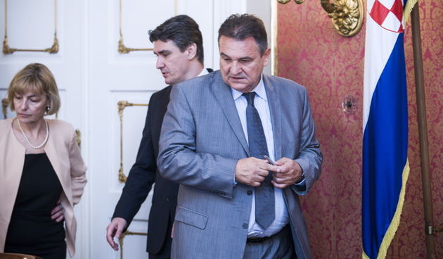 Zagreb, 050712.Markov trg, Banski dvori.Redovita sjednica Vlade pocela je prijedlogom zakona o umjetnoj oplodnji.Na slici: Radimir Cacic, Vesna Pusic i Milanovic Zoran.Foto: Goran Mehkek / CROPIX