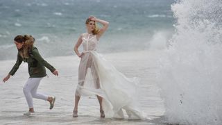 Tijekom snimanja reklamne kampanje valovi doslovno “okupali” manekenku na zadarskoj rivi