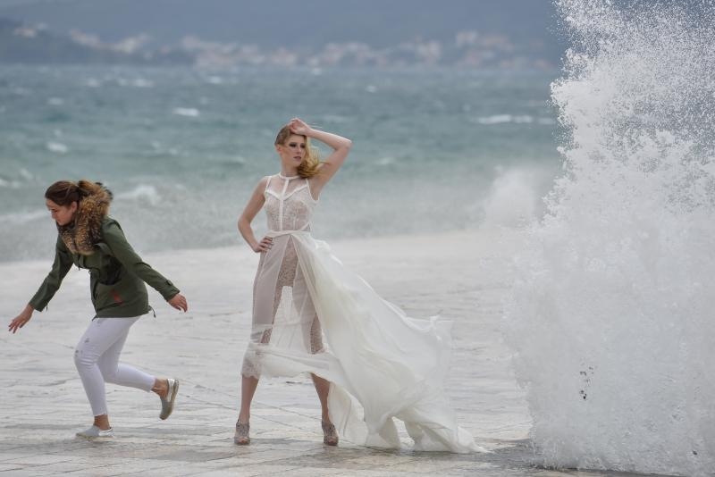 Tijekom snimanja reklamne kampanje valovi doslovno “okupali” manekenku na zadarskoj rivi