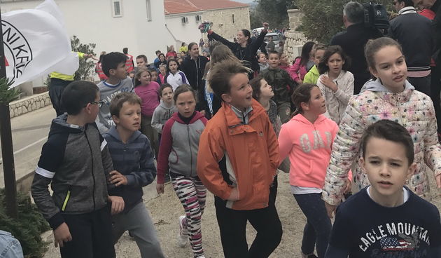 Djeca s otoka Paga u Kolanu trčala za Enu Škoda