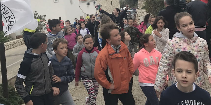 Djeca s otoka Paga u Kolanu trčala za Enu Škoda Djeca s otoka Paga u Kolanu trčala za Enu Škoda