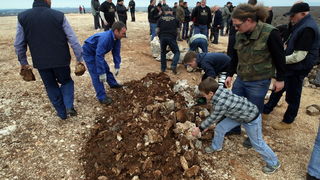 Skabrnja, 230313.
Na Razovljevoj glavici u Skabrnji, uz put koji ce prolaziti uokolo buducega Memorijalnog centra, jutros je izgradjen kriz u suhozidu. U gradnji kriza dimenzija 24 puta 15 metara, visine 80 centimetara te sirine jednog metra sudjelovalo j Skabrnja, 230313.
Na Razovljevoj glavici u Skabrnji, uz put koji ce prolaziti uokolo buducega Memorijalnog centra, jutros je izgradjen kriz u suhozidu. U gradnji kriza dimenzija 24 puta 15 metara, visine 80 centimetara te sirine jednog metra sudjelovalo j