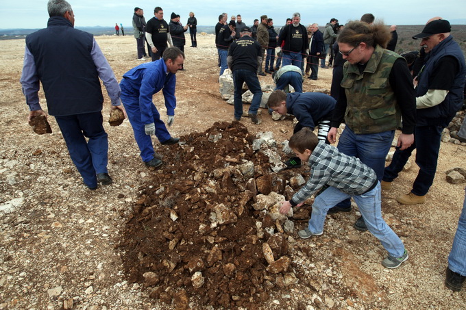 Skabrnja, 230313.
Na Razovljevoj glavici u Skabrnji, uz put koji ce prolaziti uokolo buducega Memorijalnog centra, jutros je izgradjen kriz u suhozidu. U gradnji kriza dimenzija 24 puta 15 metara, visine 80 centimetara te sirine jednog metra sudjelovalo j Skabrnja, 230313.
Na Razovljevoj glavici u Skabrnji, uz put koji ce prolaziti uokolo buducega Memorijalnog centra, jutros je izgradjen kriz u suhozidu. U gradnji kriza dimenzija 24 puta 15 metara, visine 80 centimetara te sirine jednog metra sudjelovalo j