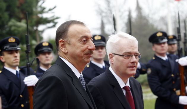 Zagreb, 110313.
Ured predsjednika.
Predsjednik RH Ivo Josipovic u svom uredu primio je u posjet predsjednika Azerbajdzana Ilhama Alijeva koji se nalazi u trodnevnom sluzbenom posjetu RH.
Na fotografiji: Ilham Alijev, Ivo Josipovic. 
Foto: Tomislav Kristo