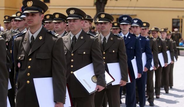 Zagreb – Svecana promocija polaznika vojnih skola Hrvatskog vojnog ucilista “Petar Zrinski”. Promociji su nazocili predsjednica Republike Hrvatske Kolinda Grabar-Kitarovic, predsjednik Sabora Republike Hrvatske Josip Leko, predsjednik Vlade RH Zoran Milan