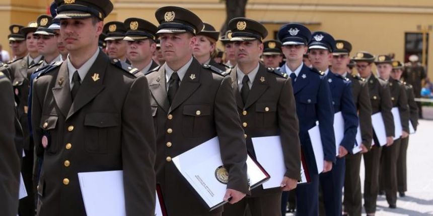 Zagreb – Svecana promocija polaznika vojnih skola Hrvatskog vojnog ucilista “Petar Zrinski”. Promociji su nazocili predsjednica Republike Hrvatske Kolinda Grabar-Kitarovic, predsjednik Sabora Republike Hrvatske Josip Leko, predsjednik Vlade RH Zoran Milan