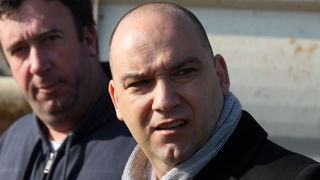 Vir, 190213.
Otok Vir. 
Kao sto je i najavljeno, pocelo je rusenje ilegalnih objekata. Polazisna tocka bagera je otok Vir na kojem je oko 8.000 bespravno izgradjenih objekata. Nesto prije 9 sati prvi je bager stigao na taj otok. Policija asistira na podru