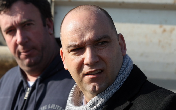 Vir, 190213.
Otok Vir. 
Kao sto je i najavljeno, pocelo je rusenje ilegalnih objekata. Polazisna tocka bagera je otok Vir na kojem je oko 8.000 bespravno izgradjenih objekata. Nesto prije 9 sati prvi je bager stigao na taj otok. Policija asistira na podru