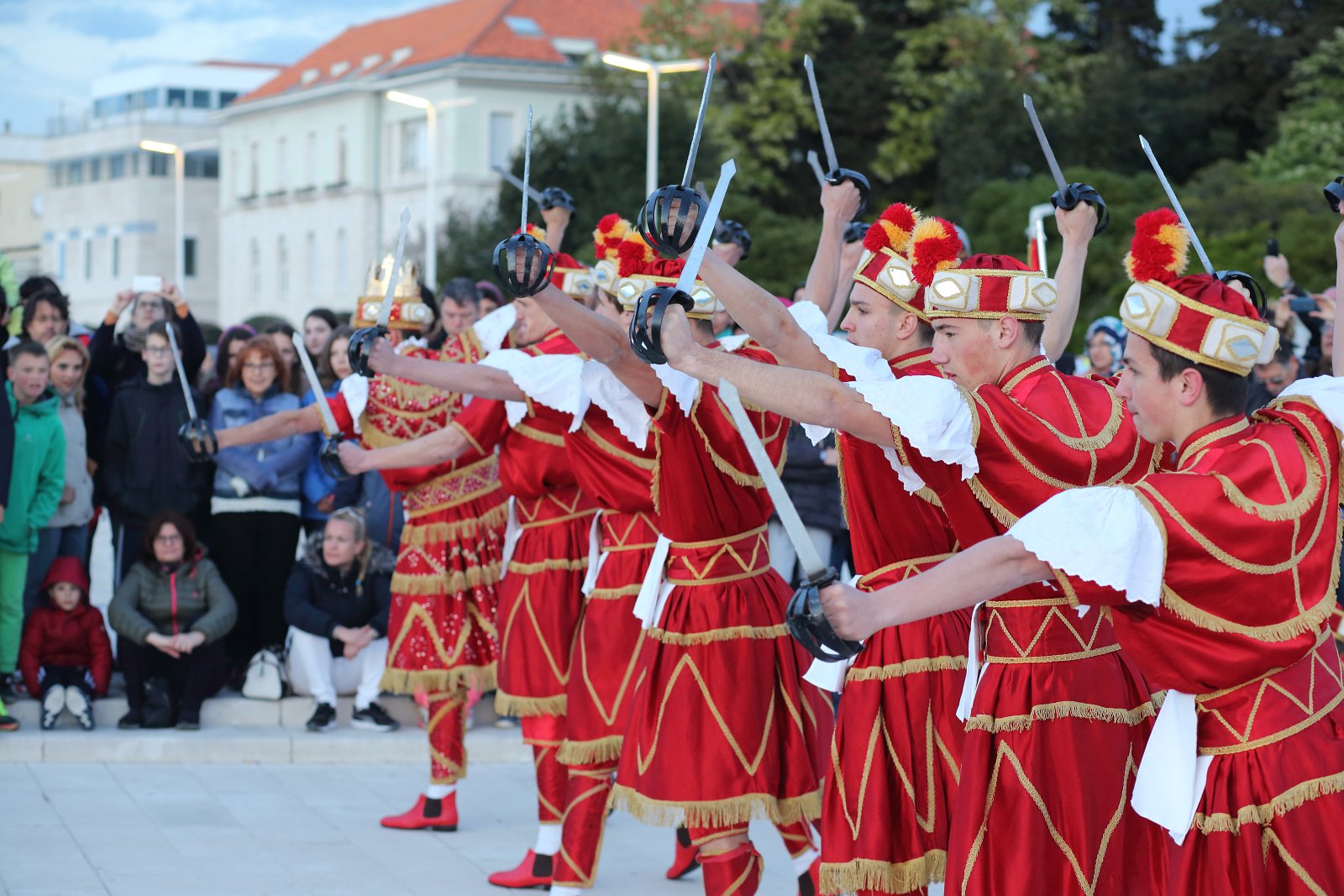 HGD Sv. Cecilija izvelo korčulanski viteški ples “Moreška” na Pozdravu suncu