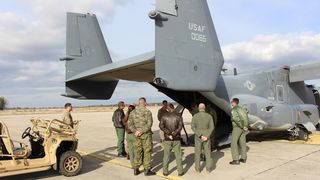 Djelatnici iz vojarne u Zemuniku obišli američke Osprey-e Djelatnici iz vojarne u Zemuniku obišli američke Osprey-e