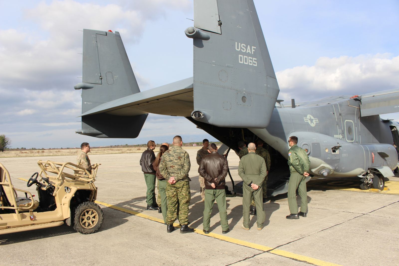 Djelatnici iz vojarne u Zemuniku obišli američke Osprey-e Djelatnici iz vojarne u Zemuniku obišli američke Osprey-e