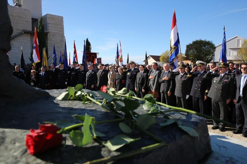 Kolonom sjećanja i polaganjem vijenaca obilježena 23. obljetnica stradanja Škabrnje, Foto: Filip Brala/PIXSELL Kolonom sjećanja i polaganjem vijenaca obilježena 23. obljetnica stradanja Škabrnje, Foto: Filip Brala/PIXSELL