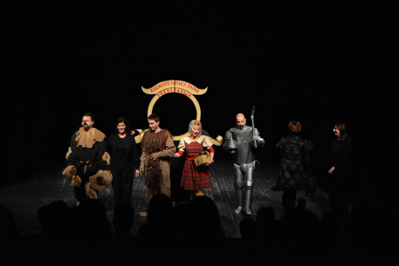 U Kazalištu lutaka Zadar odigrana je predstava “Čarobnjak iz Oza” u režiji Dražena Ferenčine. Foto: Iva Perinčić U Kazalištu lutaka Zadar odigrana je predstava “Čarobnjak iz Oza” u režiji Dražena Ferenčine. Foto: Iva Perinčić