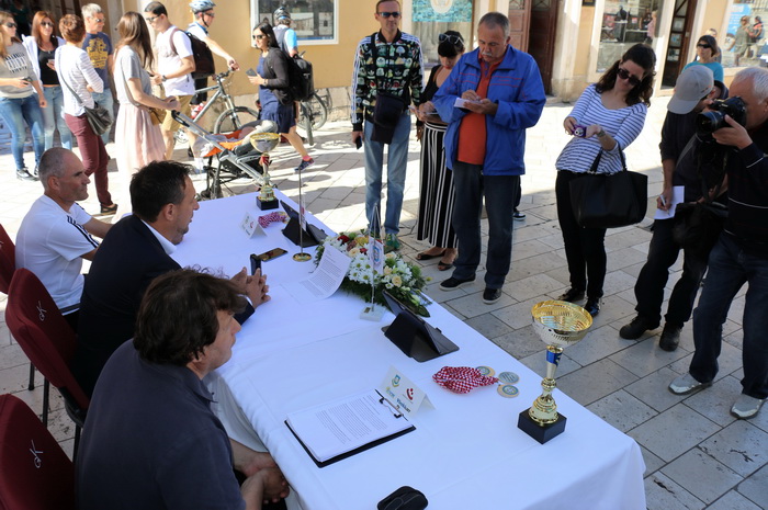 Na zadarskom Narodnom trgu najavljen Virski maraton 2016. Foto: Kažimir Škrbić/Virski list Na zadarskom Narodnom trgu najavljen Virski maraton 2016. Foto: Kažimir Škrbić/Virski list