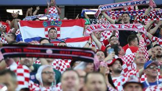 Veseli hrvatski navijači u kockicama ispunili Baltik Arenu u Kalinjingradu Veseli hrvatski navijači u kockicama ispunili Baltik Arenu u Kalinjingradu