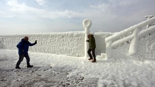 Zaleđeno more i čudesne ledene skulpture na senjskoj rivi