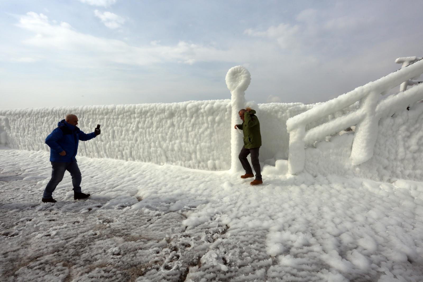 Zaleđeno more i čudesne ledene skulpture na senjskoj rivi