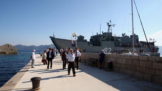 Mali Iz, 260712.
Proslava 70. obljetnice Maloiskog ustanka kojeg zajedno organiziraju Grad Zadar i Udruga antifasistickih boraca pod pokroviteljstvom predsjednika Ive Josipovica. Na spomenik Palima za slobodu i socijalizam u uvali Knez vijence su polozili