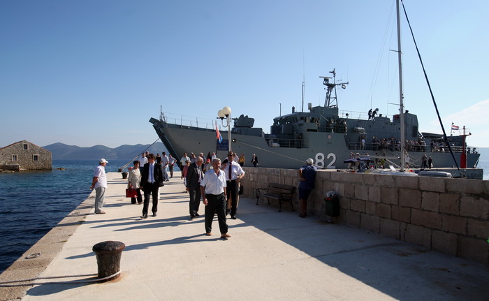 Mali Iz, 260712.
Proslava 70. obljetnice Maloiskog ustanka kojeg zajedno organiziraju Grad Zadar i Udruga antifasistickih boraca pod pokroviteljstvom predsjednika Ive Josipovica. Na spomenik Palima za slobodu i socijalizam u uvali Knez vijence su polozili