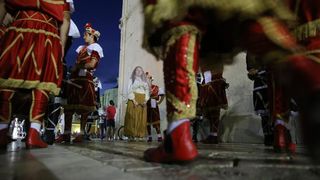 05.07.2013., Zadar – Na Trgu opatice Cike, ispred crkve svete Marije, gostovalo je Hrvatsko glazbeno drustvo sveta Cecilija iz Korcule. Izveli su tradicionalnu moresku, romanticni ples s macevima. Photo: Filip Brala/PIXSELL