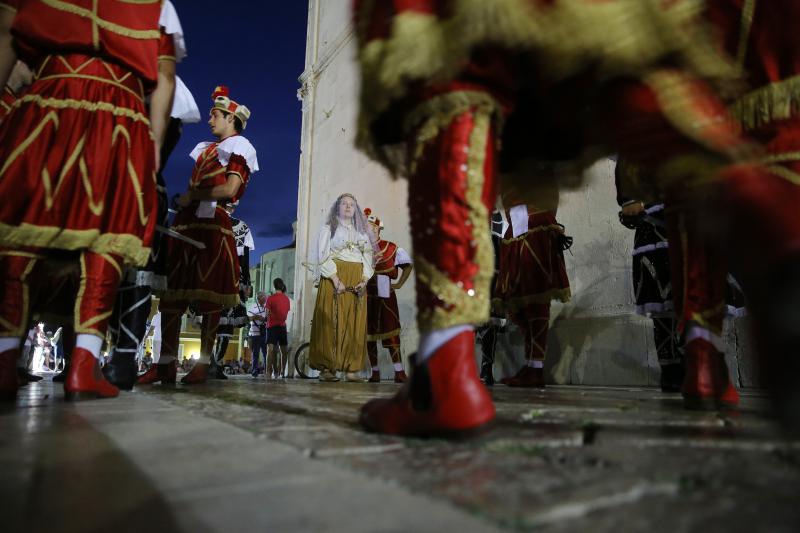 05.07.2013., Zadar – Na Trgu opatice Cike, ispred crkve svete Marije, gostovalo je Hrvatsko glazbeno drustvo sveta Cecilija iz Korcule. Izveli su tradicionalnu moresku, romanticni ples s macevima. Photo: Filip Brala/PIXSELL