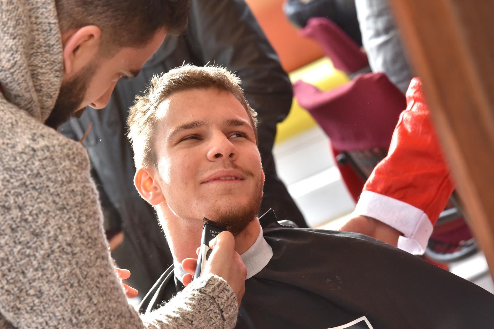 U sklopu Adventa u Zadru otvorena humanitarna brijačnica koja je nudila besplatno brijanje U sklopu Adventa u Zadru otvorena humanitarna brijačnica koja je nudila besplatno brijanje