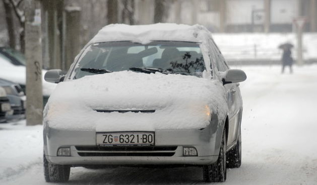 Zagreb, 100210.
Snijeg koji je jos nocas poceo padati ujutro u gradu stvorio guzvu u prometu.
Na slici: neociscen auto u prometu, ne vide se svjetla.
Foto: Drago Sopta / CROPIX