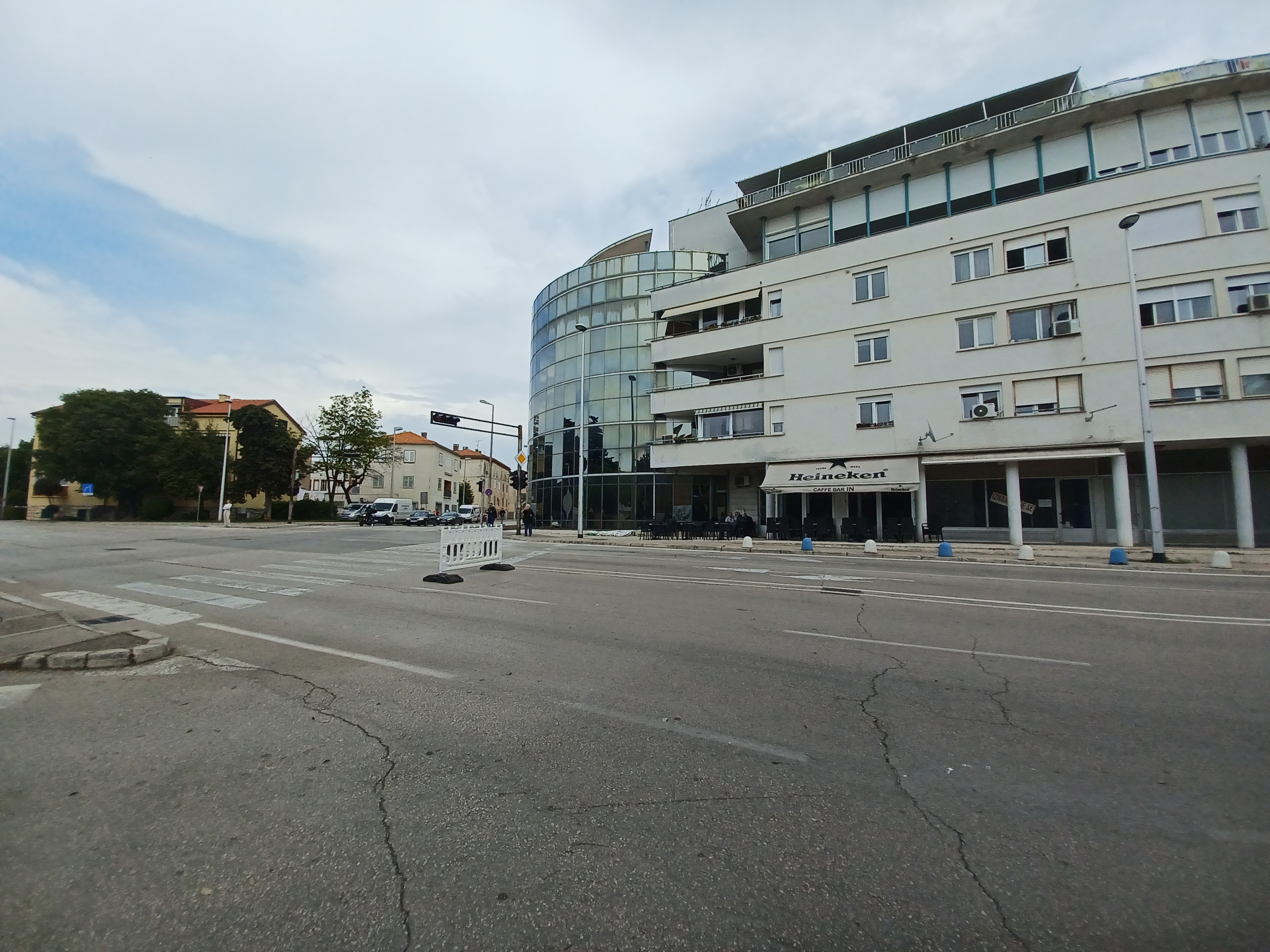 Raskrižje ulica dr. Franje Tuđmana i Josipa bana Jelačića Raskrižje ulica dr. Franje Tuđmana i Josipa bana Jelačića