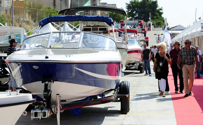 Sibenik ,160910.
Marina Mandalina
Treci Adriatic Boat Show otvoren i traje 4 dana u kojem ce posjetitelji imati priliku vidjeti preko 150 plovila i preko 175 standova sa ponudom svega vezanog more i brodove
na slici izlozbeni brodovi.
Foto: Niksa Stipanic