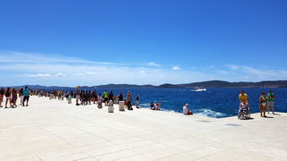 Guštanje u valovima i glazbi Morskih orgulja, a sliku je upotpunio jedrenjak Club Med 2. Foto: Mladen Malik Guštanje u valovima i glazbi Morskih orgulja, a sliku je upotpunio jedrenjak Club Med 2. Foto: Mladen Malik