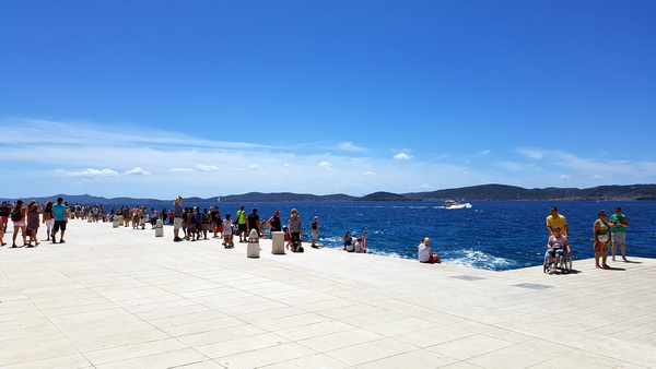 Guštanje u valovima i glazbi Morskih orgulja, a sliku je upotpunio jedrenjak Club Med 2. Foto: Mladen Malik Guštanje u valovima i glazbi Morskih orgulja, a sliku je upotpunio jedrenjak Club Med 2. Foto: Mladen Malik