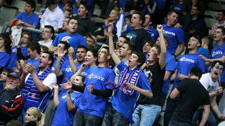 Zagreb, 150512.
KC Drazen Petrovic, Savska cesta.
Prva utakmica polufinala PH za kosarkase Cibona – Zadar.
Na fotografija: navijaci Cibone.
Foto: Ronald Gorsic / CROPIX Zagreb, 150512.
KC Drazen Petrovic, Savska cesta.
Prva utakmica polufinala PH za kosarkase Cibona – Zadar.
Na fotografija: navijaci Cibone.
Foto: Ronald Gorsic / CROPIX