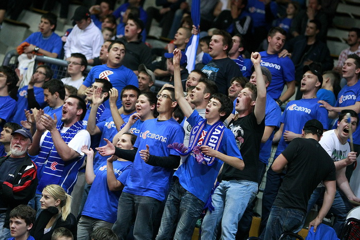 Zagreb, 150512.
KC Drazen Petrovic, Savska cesta.
Prva utakmica polufinala PH za kosarkase Cibona – Zadar.
Na fotografija: navijaci Cibone.
Foto: Ronald Gorsic / CROPIX Zagreb, 150512.
KC Drazen Petrovic, Savska cesta.
Prva utakmica polufinala PH za kosarkase Cibona – Zadar.
Na fotografija: navijaci Cibone.
Foto: Ronald Gorsic / CROPIX