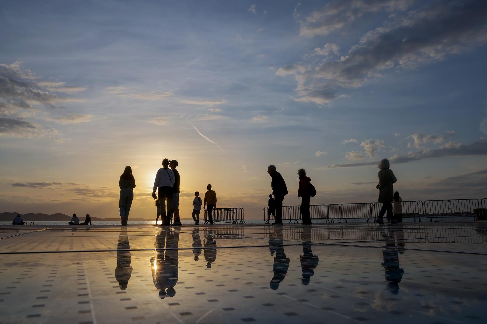 Zadar: Turisti uživaju u zalasku sunca