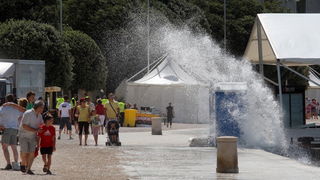 Zadar, 200711.
Jaka tramontana (sjeverni vjetar ) razbijala je valove o obalu i pri tom pravila probleme u prometu uz more i uveseljavala turiste na zadarskoj rivi.
Foto: Vladimir Ivanov / CROPIX