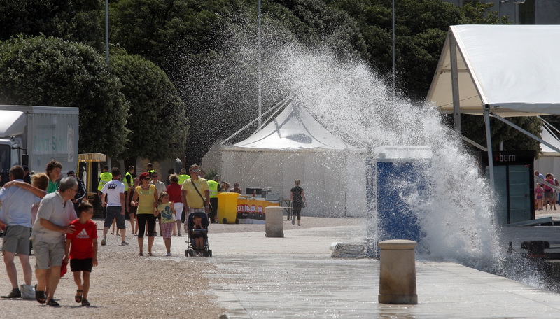 Zadar, 200711.
Jaka tramontana (sjeverni vjetar ) razbijala je valove o obalu i pri tom pravila probleme u prometu uz more i uveseljavala turiste na zadarskoj rivi.
Foto: Vladimir Ivanov / CROPIX