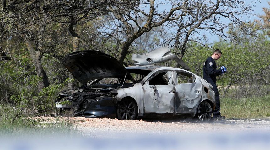 Na lokalnoj cesti u Lovincu na automobilu je izbio pozar. Automobil je u potpunosti izgorio, a u njemu je pronadjena jedna smrtno stradala osoba Na lokalnoj cesti u Lovincu na automobilu je izbio pozar. Automobil je u potpunosti izgorio, a u njemu je pronadjena jedna smrtno stradala osoba