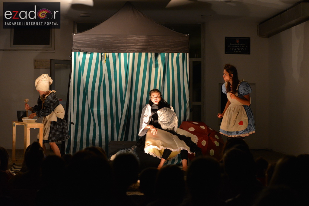 Stanarska fešta 2017: Predstava “U zemlji čudesa” Teatra Dragon Stanarska fešta 2017: Predstava “U zemlji čudesa” Teatra Dragon