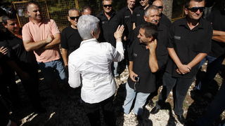 Zadar, 020810.
Jadranka Kosor polozila je kamen temeljac za zgradu u kojoj ce biti 65 stanova za hrvatske ratne vojne invalide. Gradiliste se nalazi u ulici Krste Odaka.
na fotografiji: premijerka pozdravlja branitelje.
Foto: Jure Miskovic / CROPIX