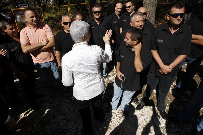 Zadar, 020810.
Jadranka Kosor polozila je kamen temeljac za zgradu u kojoj ce biti 65 stanova za hrvatske ratne vojne invalide. Gradiliste se nalazi u ulici Krste Odaka.
na fotografiji: premijerka pozdravlja branitelje.
Foto: Jure Miskovic / CROPIX