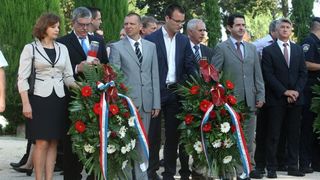 Zadar – Povodom obiljezavanja Dana pobjede i domovinske zahvalnosti i Dana hrvatskih branitelja kod sredisnjeg kriza na Gradskom groblju polozeni su vijenci i zapaljene svijece u sjecanje na sve poginule u Domovinskom ratu. Photo: Dino Stanin/PIXSELL