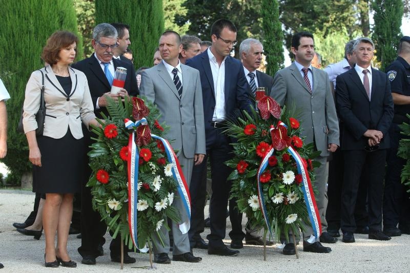 Zadar – Povodom obiljezavanja Dana pobjede i domovinske zahvalnosti i Dana hrvatskih branitelja kod sredisnjeg kriza na Gradskom groblju polozeni su vijenci i zapaljene svijece u sjecanje na sve poginule u Domovinskom ratu. Photo: Dino Stanin/PIXSELL