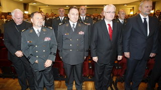 Zagreb, 020811.
Stanciceva ulica.
Ministarstvo obrane.
Podjela priznjanja i promaknuca hrvatskim casnicima povodom obiljezavanja akcije oluja.
Odlikovanja i promaknuca podjelio je predsjednik Ivo Josipovic.
Na slici: Slavko Baric, Drago Lovric, Ivo Josipo