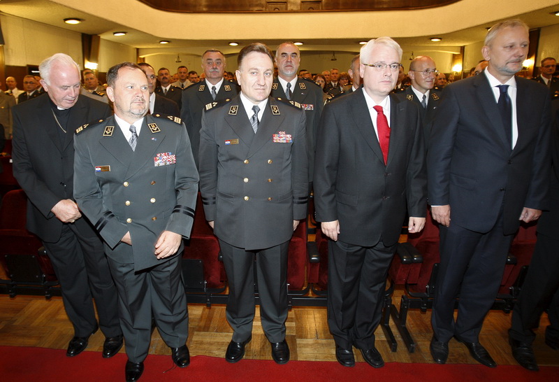 Zagreb, 020811.
Stanciceva ulica.
Ministarstvo obrane.
Podjela priznjanja i promaknuca hrvatskim casnicima povodom obiljezavanja akcije oluja.
Odlikovanja i promaknuca podjelio je predsjednik Ivo Josipovic.
Na slici: Slavko Baric, Drago Lovric, Ivo Josipo